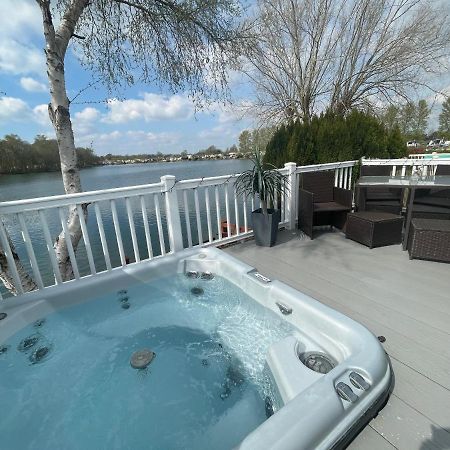 Lakeside Retreat 4 With Hot Tub, Private Fishing Peg Situated At Tattershall Lakes Country Park 外观 照片
