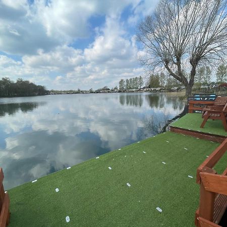 Lakeside Retreat 4 With Hot Tub, Private Fishing Peg Situated At Tattershall Lakes Country Park 外观 照片