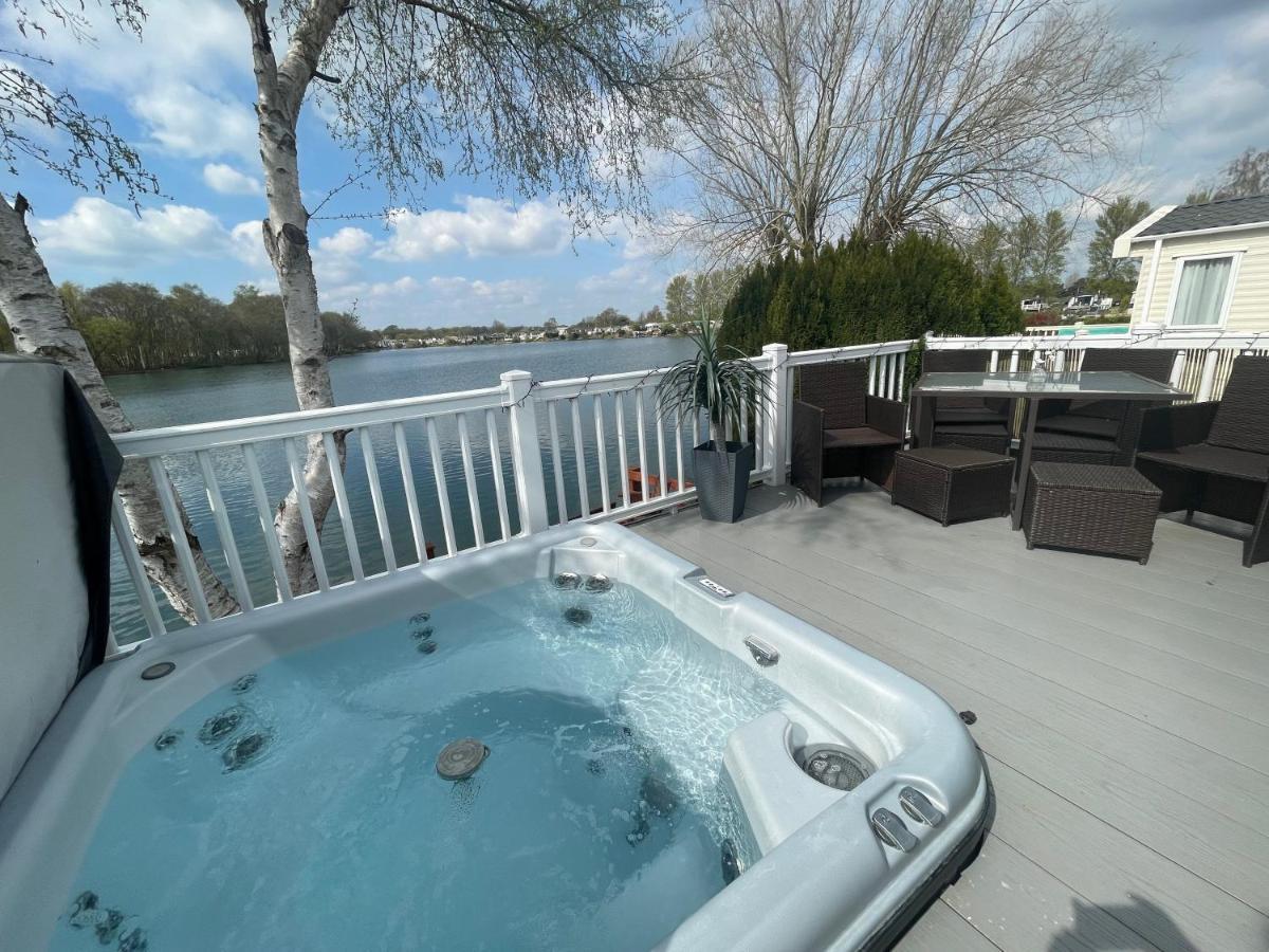 Lakeside Retreat 4 With Hot Tub, Private Fishing Peg Situated At Tattershall Lakes Country Park 外观 照片