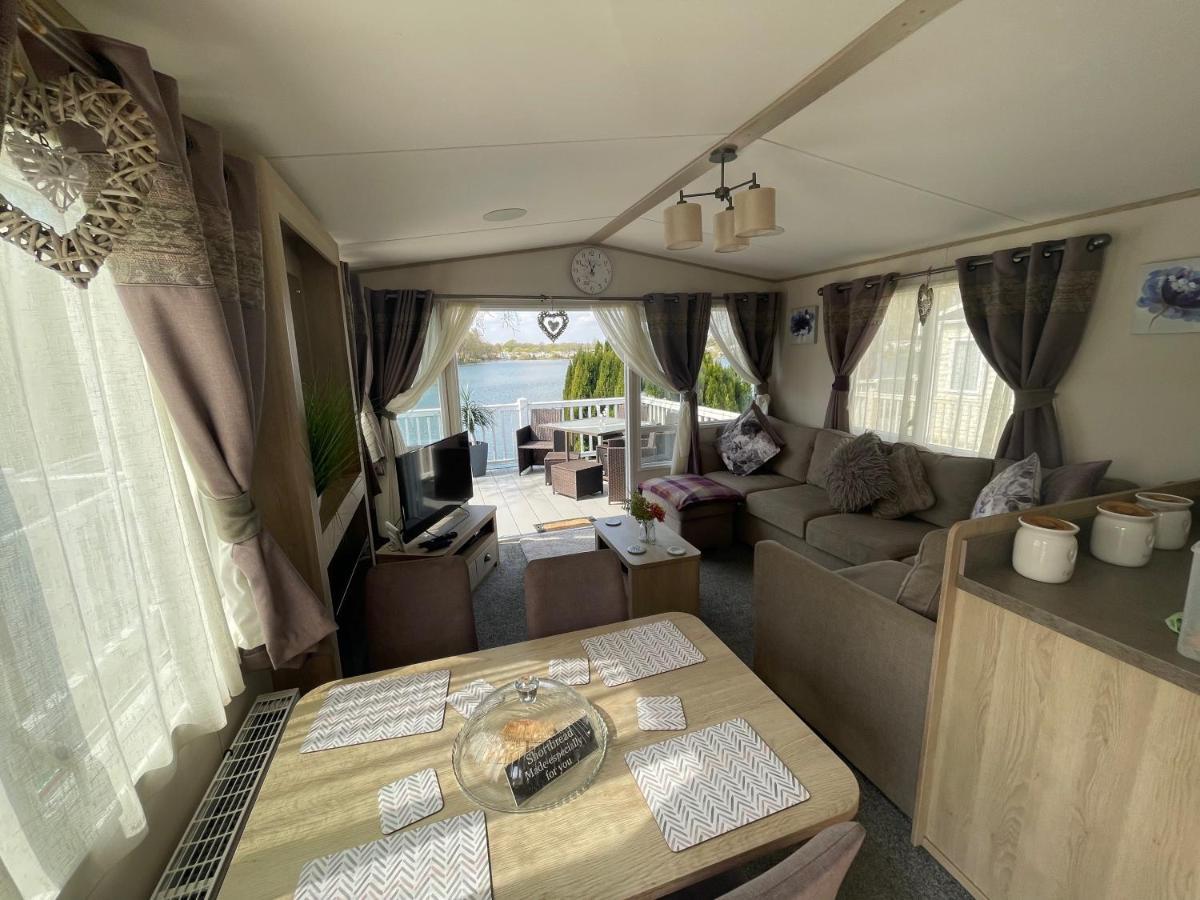 Lakeside Retreat 4 With Hot Tub, Private Fishing Peg Situated At Tattershall Lakes Country Park 外观 照片