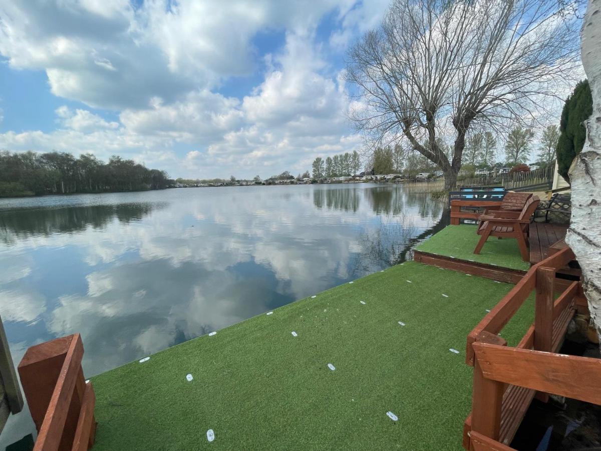 Lakeside Retreat 4 With Hot Tub, Private Fishing Peg Situated At Tattershall Lakes Country Park 外观 照片