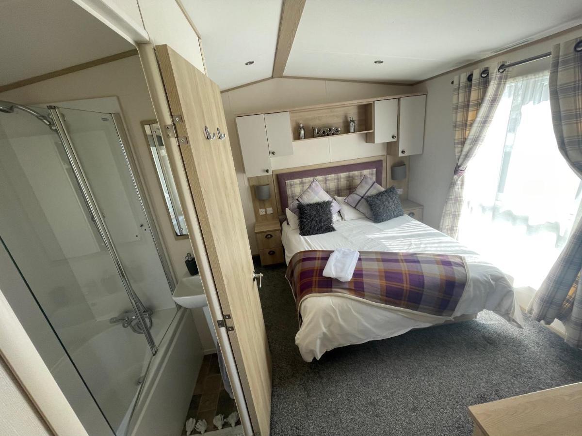 Lakeside Retreat 4 With Hot Tub, Private Fishing Peg Situated At Tattershall Lakes Country Park 外观 照片