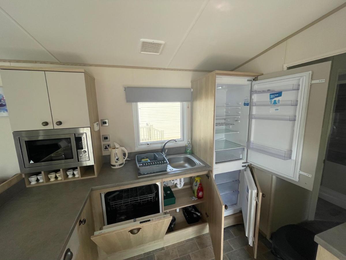 Lakeside Retreat 4 With Hot Tub, Private Fishing Peg Situated At Tattershall Lakes Country Park 外观 照片