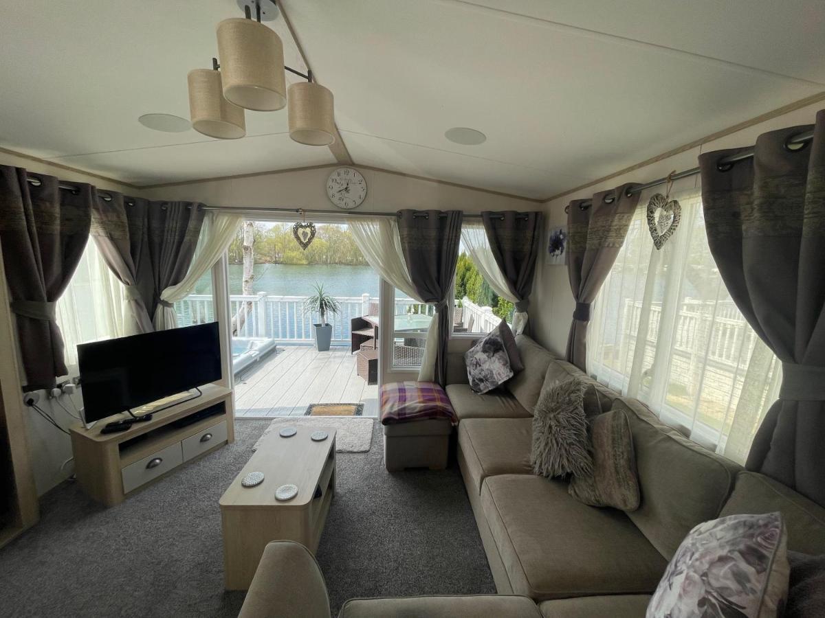 Lakeside Retreat 4 With Hot Tub, Private Fishing Peg Situated At Tattershall Lakes Country Park 外观 照片