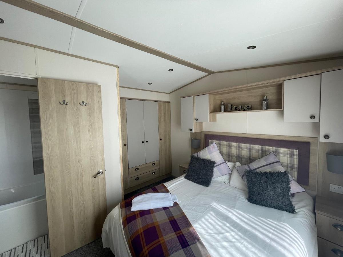 Lakeside Retreat 4 With Hot Tub, Private Fishing Peg Situated At Tattershall Lakes Country Park 外观 照片