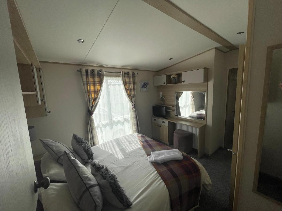 Lakeside Retreat 4 With Hot Tub, Private Fishing Peg Situated At Tattershall Lakes Country Park 外观 照片