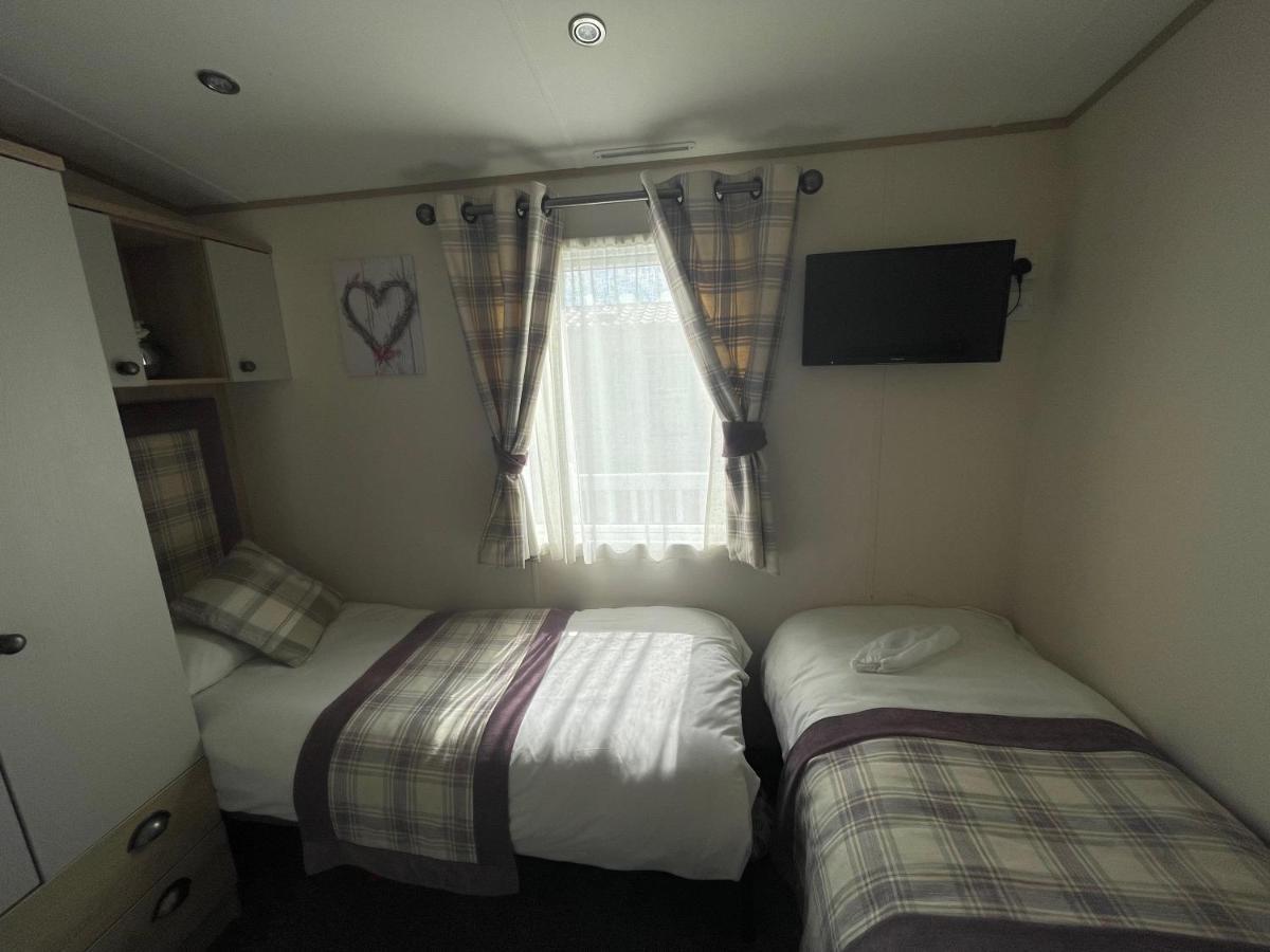 Lakeside Retreat 4 With Hot Tub, Private Fishing Peg Situated At Tattershall Lakes Country Park 外观 照片
