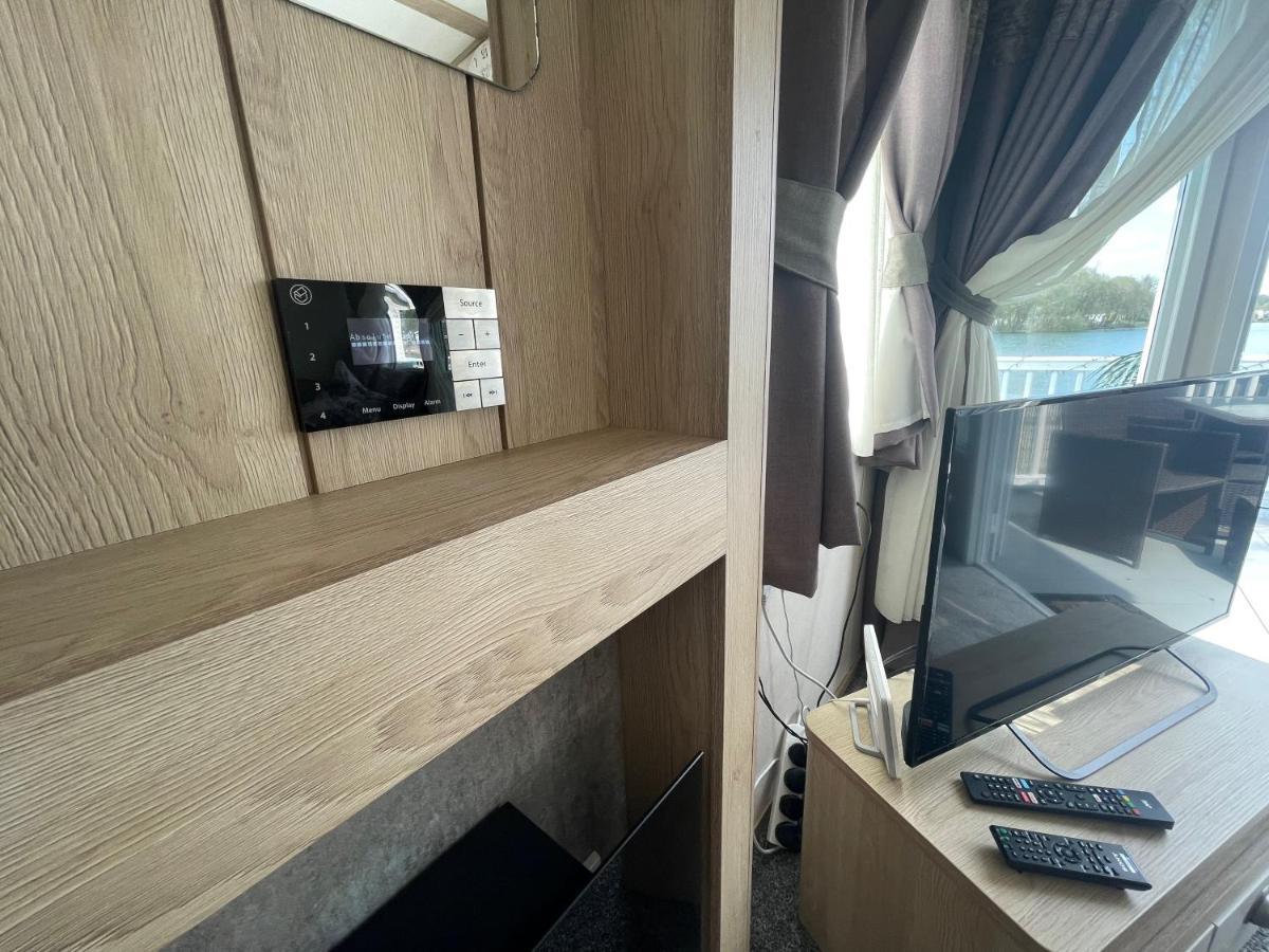 Lakeside Retreat 4 With Hot Tub, Private Fishing Peg Situated At Tattershall Lakes Country Park 外观 照片