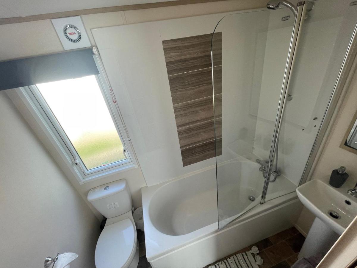 Lakeside Retreat 4 With Hot Tub, Private Fishing Peg Situated At Tattershall Lakes Country Park 外观 照片