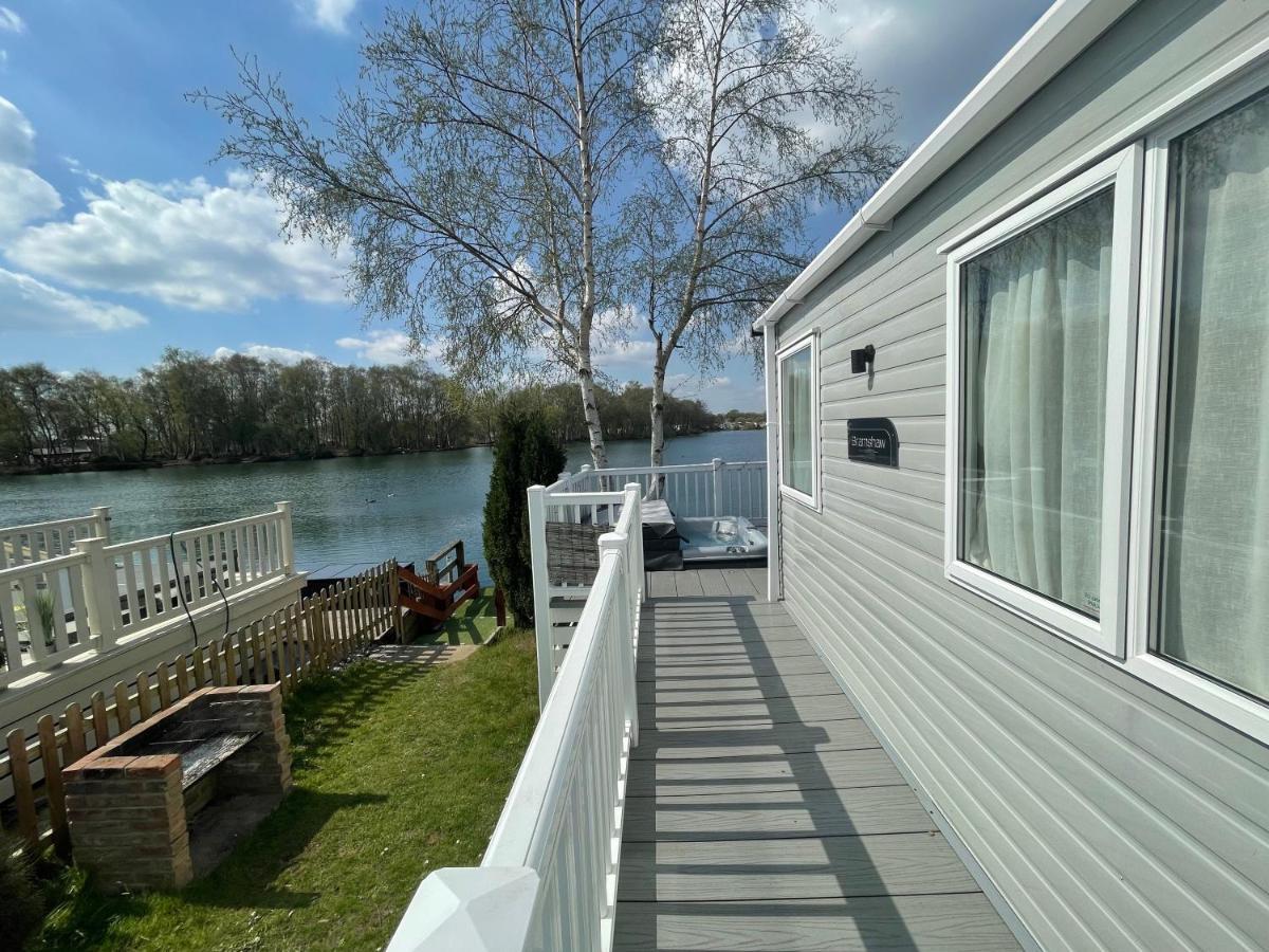 Lakeside Retreat 4 With Hot Tub, Private Fishing Peg Situated At Tattershall Lakes Country Park 外观 照片