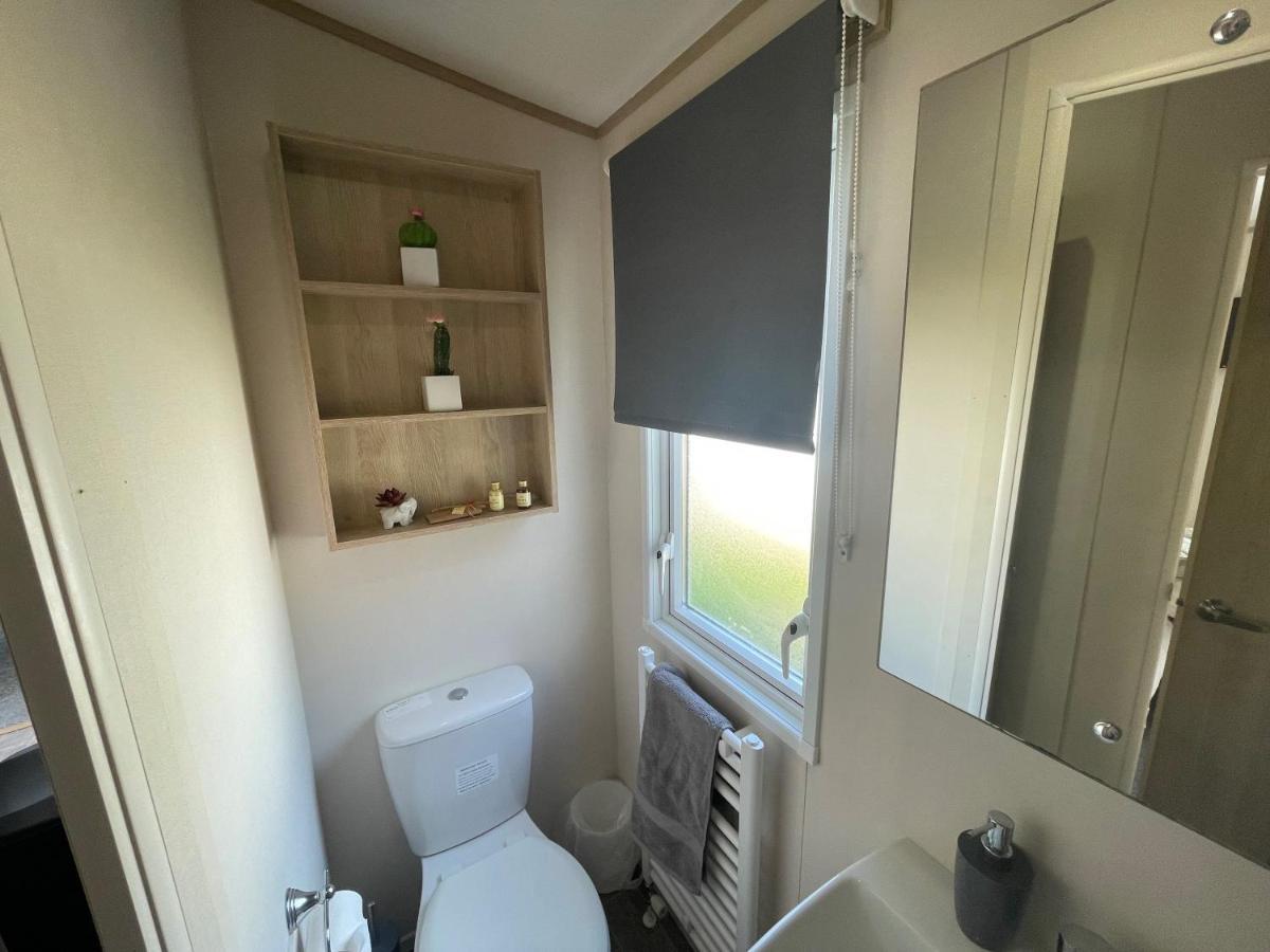 Lakeside Retreat 4 With Hot Tub, Private Fishing Peg Situated At Tattershall Lakes Country Park 外观 照片