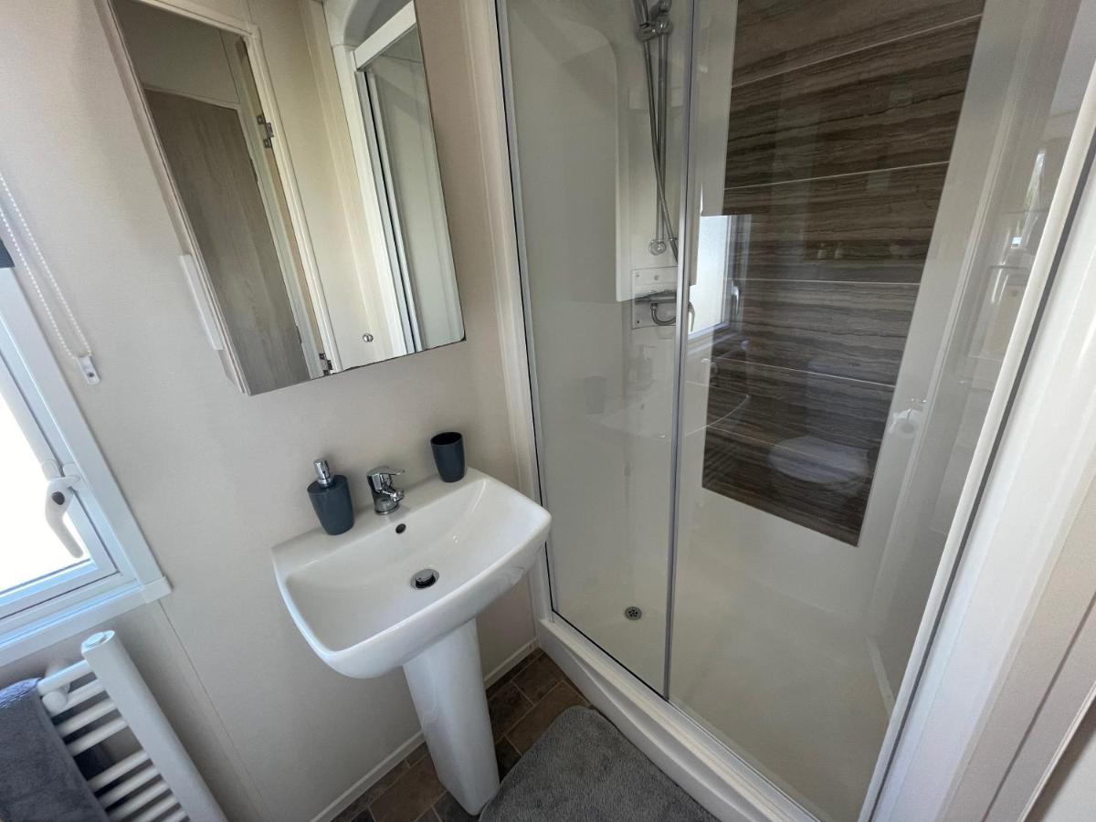 Lakeside Retreat 4 With Hot Tub, Private Fishing Peg Situated At Tattershall Lakes Country Park 外观 照片