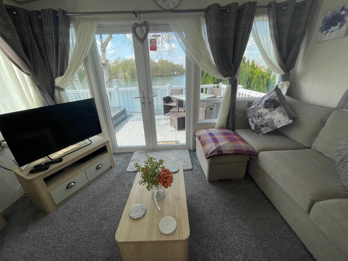 Lakeside Retreat 4 With Hot Tub, Private Fishing Peg Situated At Tattershall Lakes Country Park 外观 照片