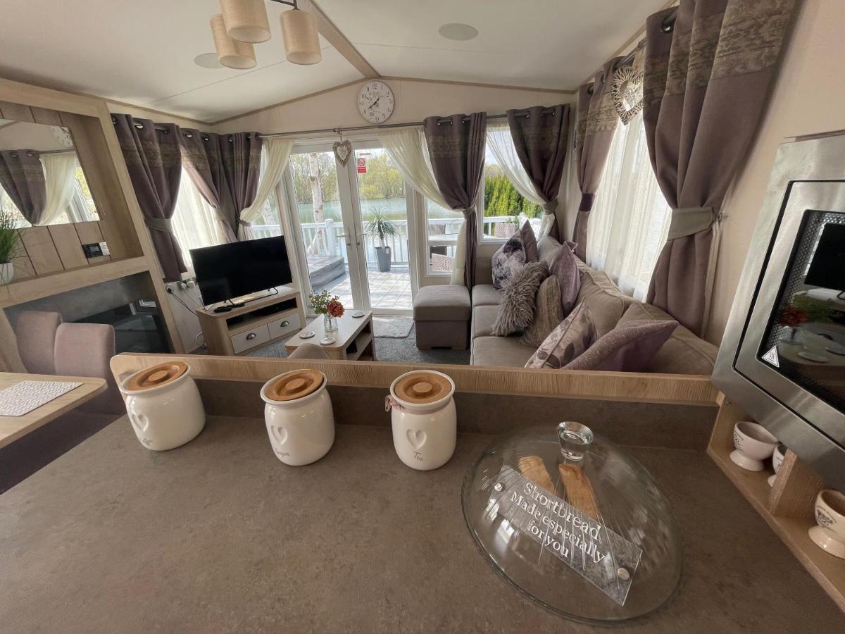 Lakeside Retreat 4 With Hot Tub, Private Fishing Peg Situated At Tattershall Lakes Country Park 外观 照片